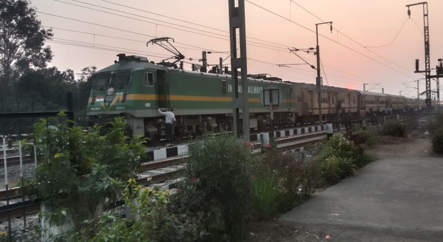 छत्तीसगढ़ - रायगढ़ स्टेसन में एक्सप्रेस ट्रेन का ब्रेक हुआ जाम , रेल परिचालन हुआ प्रभावित