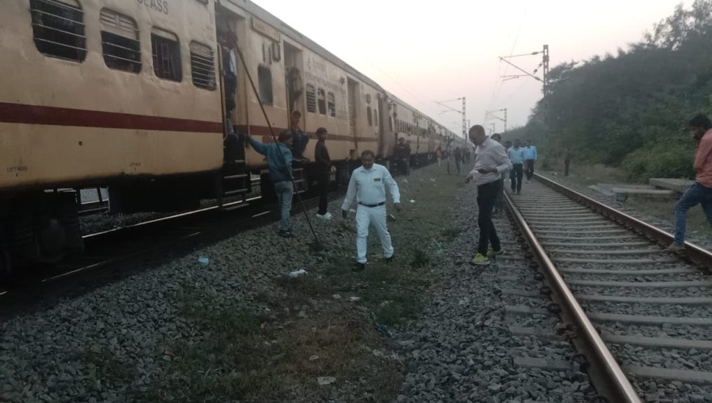 छत्तीसगढ़ - रायगढ़ स्टेसन में एक्सप्रेस ट्रेन का ब्रेक हुआ जाम , रेल परिचालन हुआ प्रभावित