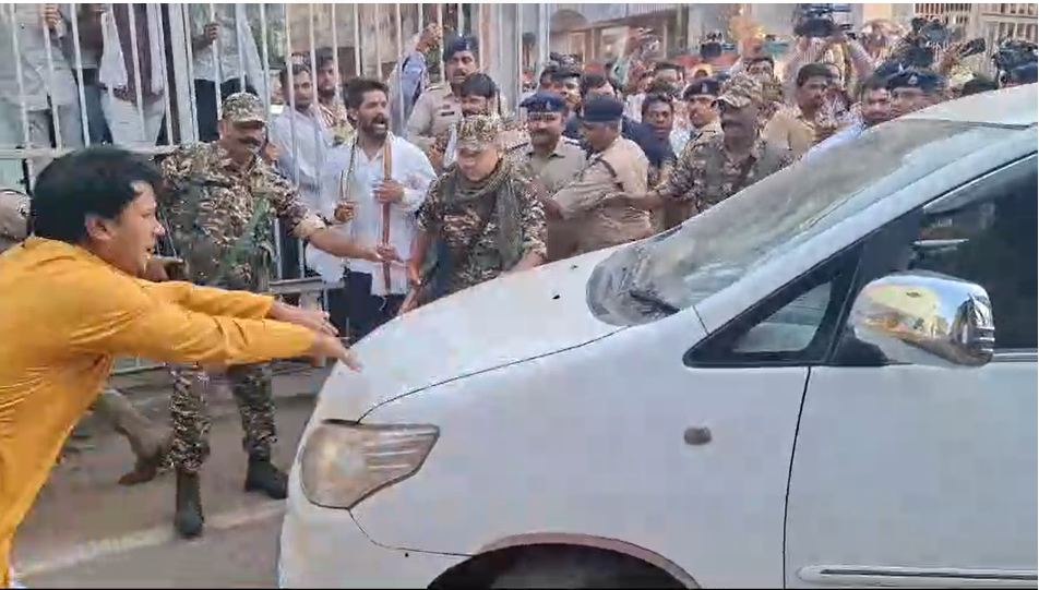 छत्तीसगढ़ से बड़ी खबर - पूर्व CM भूपेश बघेल के घर से बाहर निकलते ही ED की टीम पर हमला