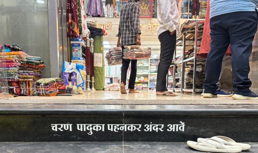 सक्ती - दुकान के बाहर ऐसा क्या लिख दिया विक्कू ने की पूरे शहर में होने लगी चर्चा..