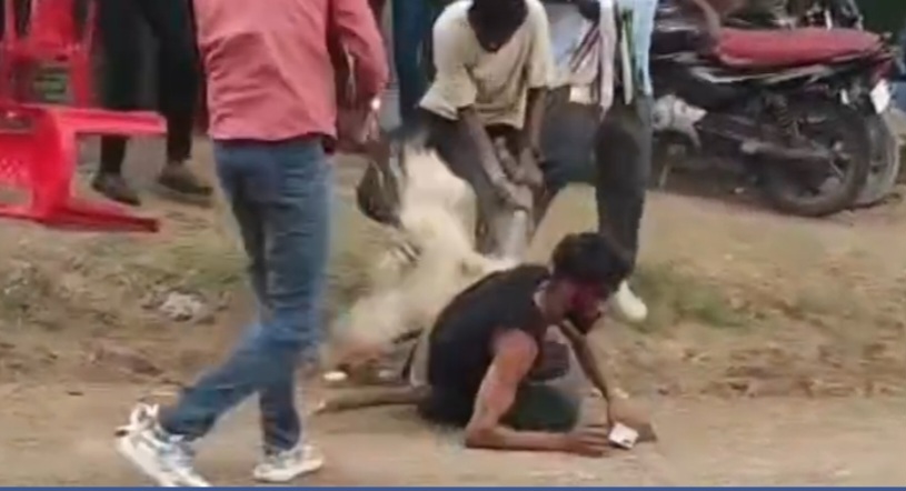 सक्ती जिले से बड़ी खबर - दो पक्षो में खूनी संघर्ष , जमकर चले डंडे और कुल्हाड़ी , पूरा गांव छावनी में तब्दील