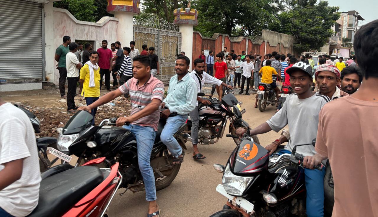 सक्ती राज महल में सैकड़ो के तादाद में घुसे असामाजिक तत्व , भारी बवाल के बाद पुलिस बल तैनात