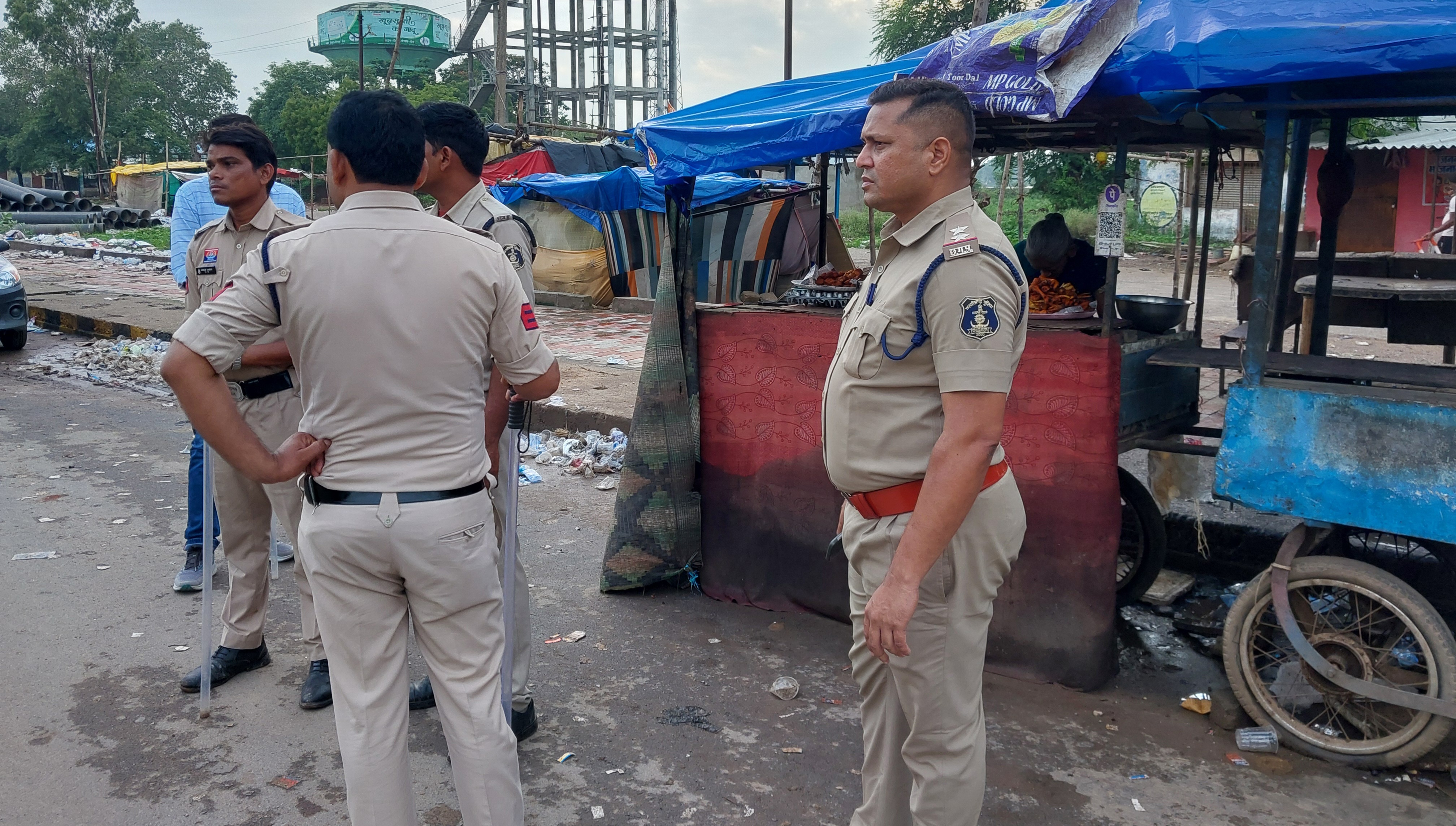 सक्ती - SI अनवर अली ने अवैध चखना सेंटरों पर की ताबड़तोड़ कार्यवाही , 05 लोग गिरफ्तार