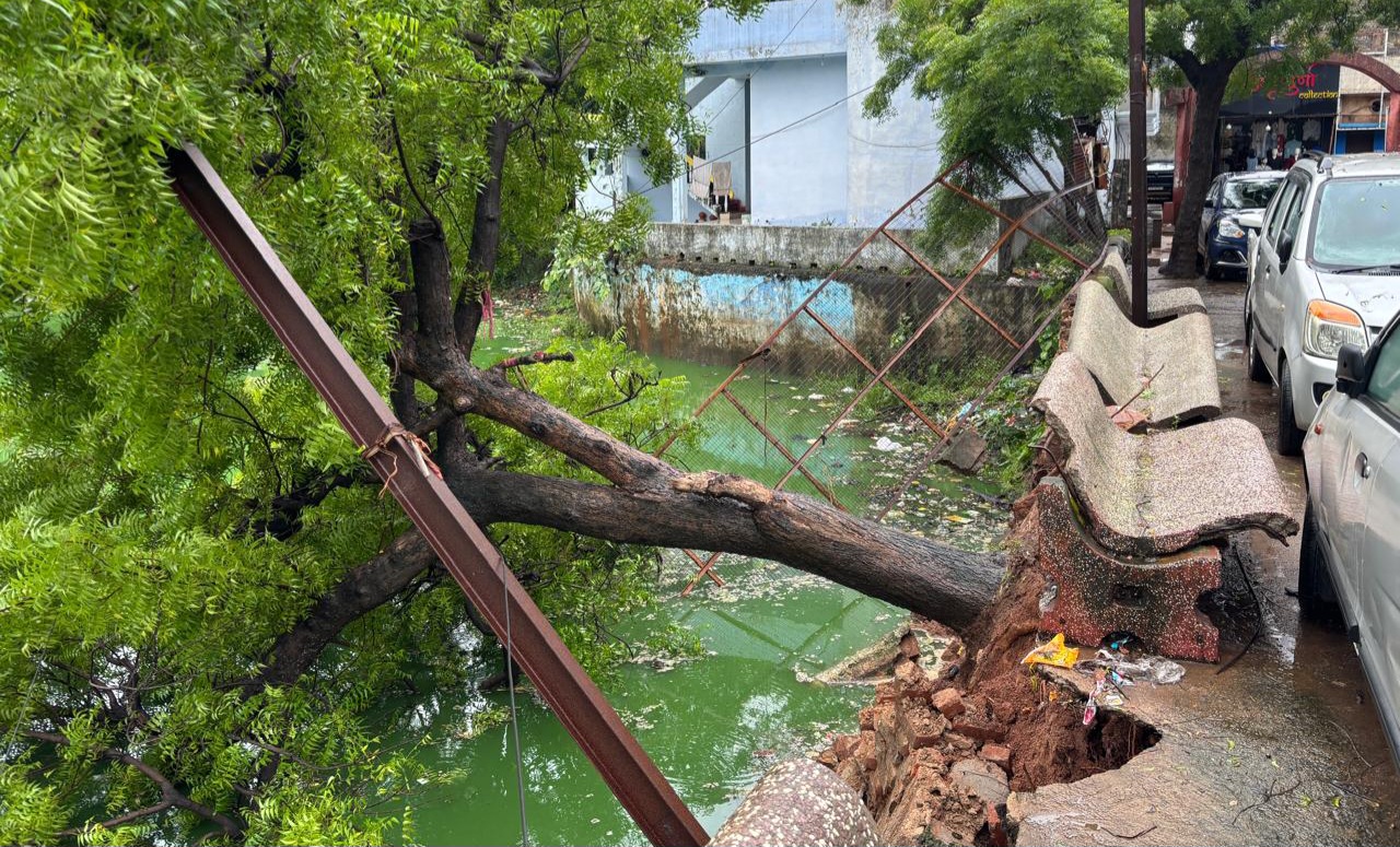 सक्ती से बड़ी खबर - महामाई मंदिर के पास दर्री तालाब का बाउंड्री वाल धंसा , बिजली ट्रांसफर लटका अधर में
