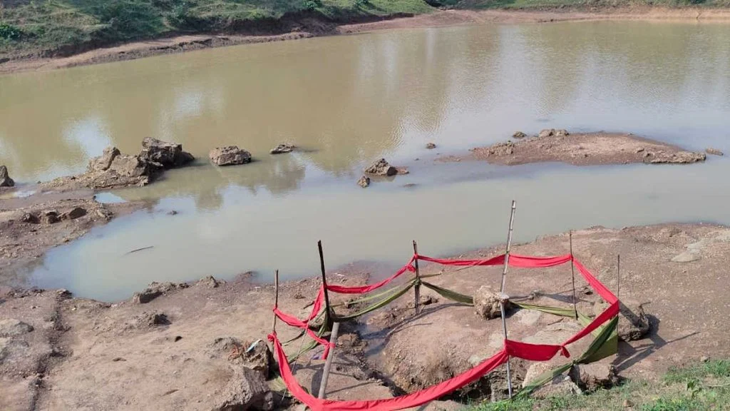 छत्तीसगढ़ - गांव में हुआ चमत्कार , पूरे तालाब का पानी समा रहा हैं छोटे से गड्ढे में , पूजा अर्चना का दौर जारी