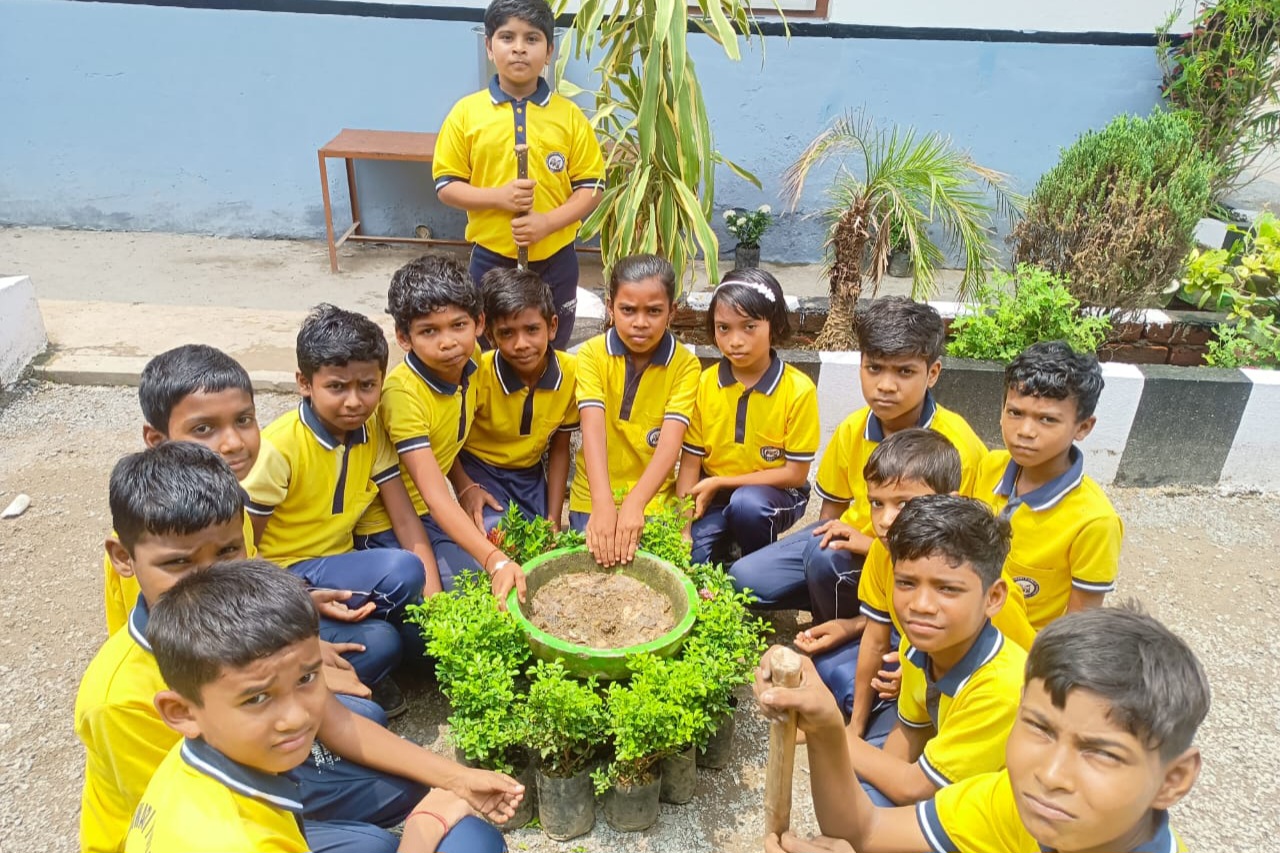 सक्ती - परमेश्वरी पब्लिक स्कूल में मनाया गया ग्रीन डे , सचिव कृष्णा देवांगन छात्रों को दी यह सीख