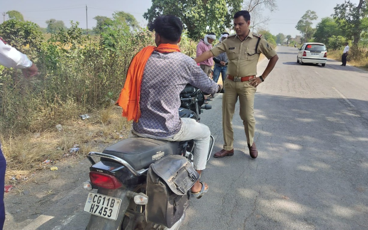 सक्ती - दोहरे प्रभार वाले यातायात प्रभारी कमल किशोर महतो का दोहरा मापदंड , छोटो पर कार्यवाही बड़ो को अभयदान