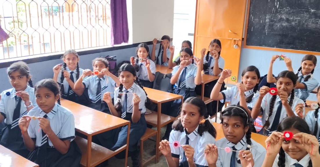 सक्ती - परमेश्वरी पब्लिक स्कूल की छात्राओं ने पेश की भाई बहन के प्यार की अद्भुत मिशाल , अपने हाथों से बनाई...