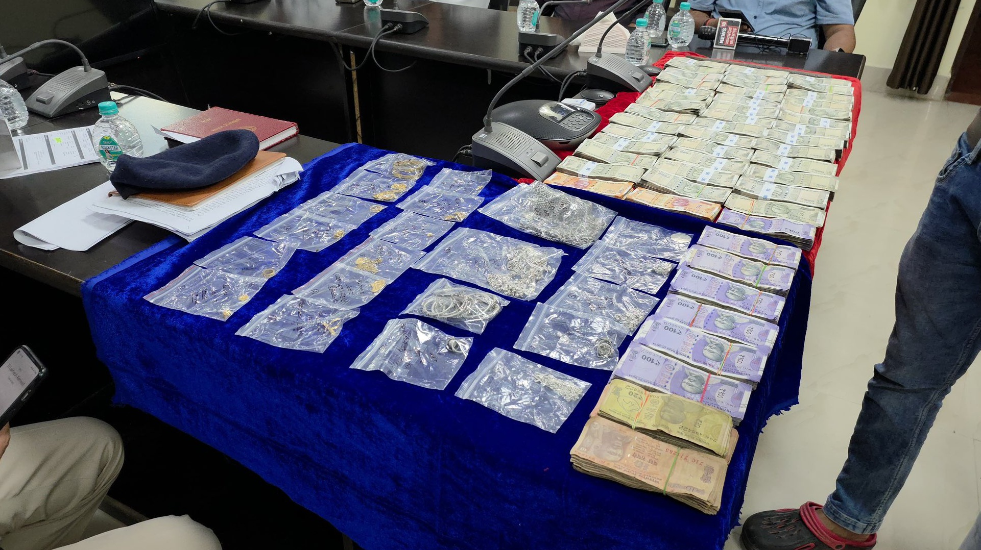 छत्तीसगढ़ - पेशेवर चोर गिरोह का पर्दाफाश , फ्लाईट से आते थे चोरी करने , 20 लाख से अधिक का सामान जप्त