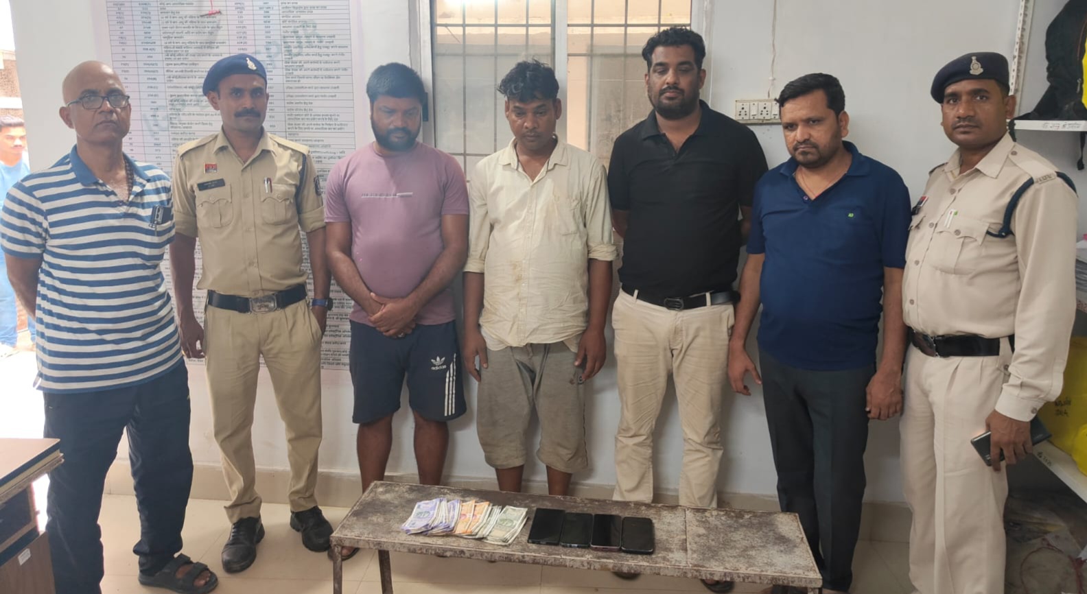 सक्ती -  जुआ खेलते विकास कृपलानी और रविशंकर अग्रवाल सहित कई जुआरी गिरफ्तार , भीतर देखे सभी की तश्वीर