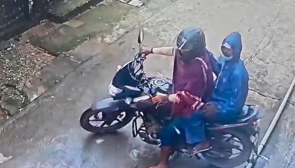 सक्ती से बड़ी खबर - दिनदहाड़े महिला से चैन स्नेचिंग , बाईक सवार दो आरोपियों ने दिया वारदात को अंजाम