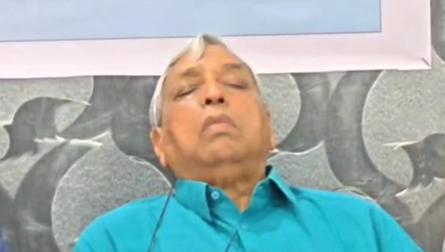 जांजगीर चाम्पा -  कांग्रेस के सृजन कार्यक्रम की प्रेस वार्ता में सोते नजर आए सत्यनारायण शर्मा, कांग्रेस ने कहा अभी नेता जी..