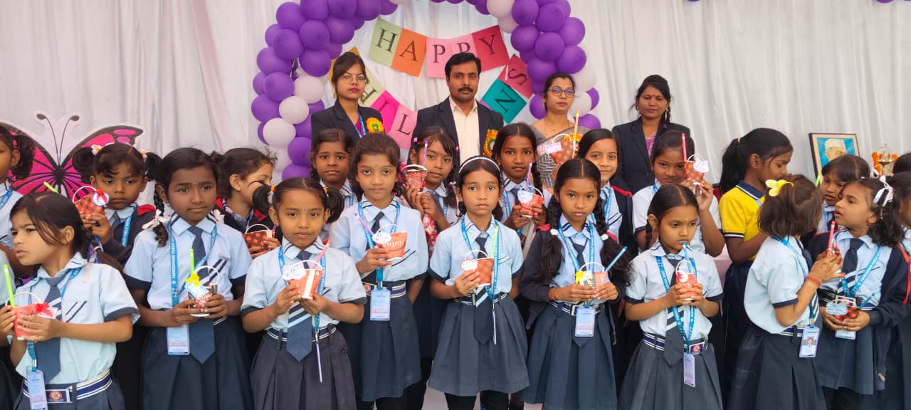 सक्ती - परमेश्वरी पब्लिक स्कूल में धूमधाम से मनाया गया बाल दिवस, कृष्णा देवांगन रहे मुख्य अतिथि