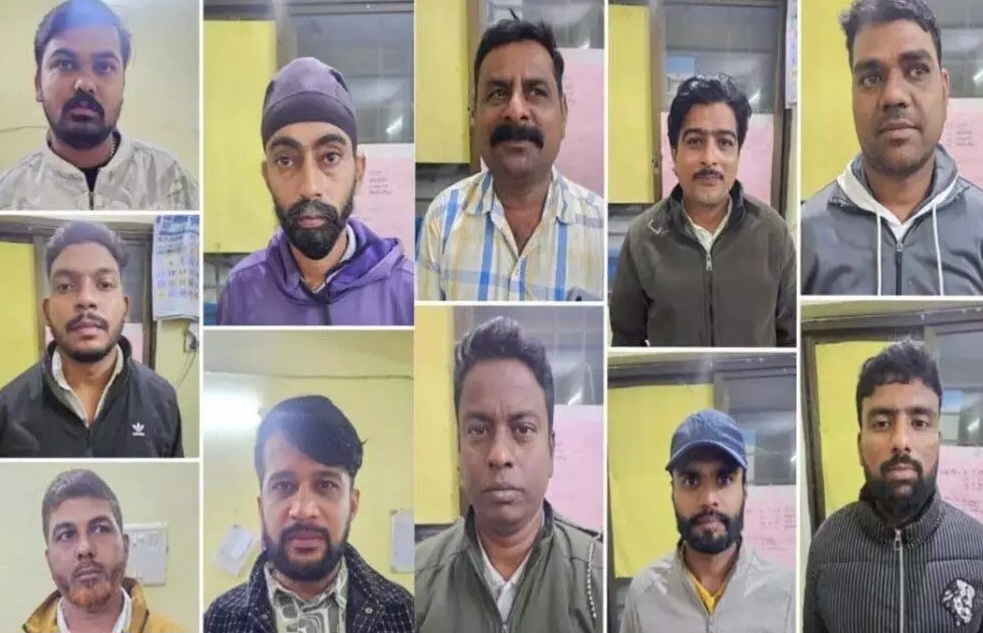 छत्तीसगढ़ - जुआ खेलते 13 नामी जुआरी गिरफ्तार, जुआरियों के कब्जे से 03 लाख 33 हजार बरामद