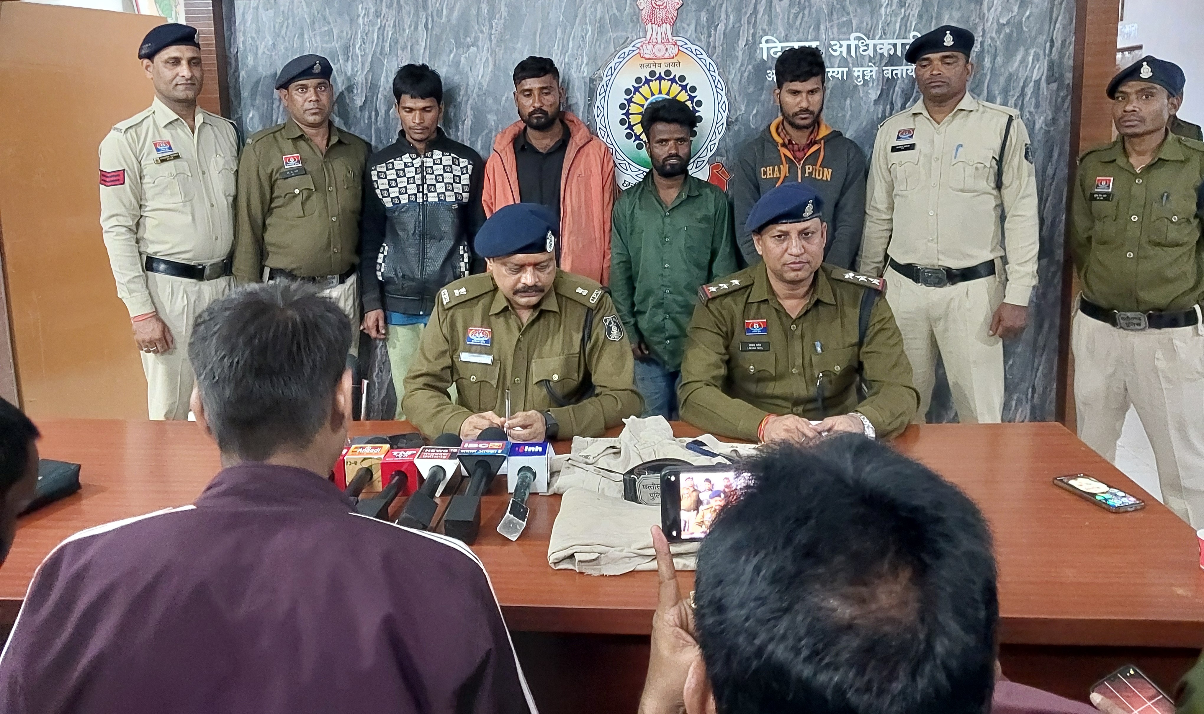 सक्ती से बड़ी खबर - 04 फर्जी आबकारी पुलिस गिरफ्तार, परसदा गांव में कर रहे थे यह कांड