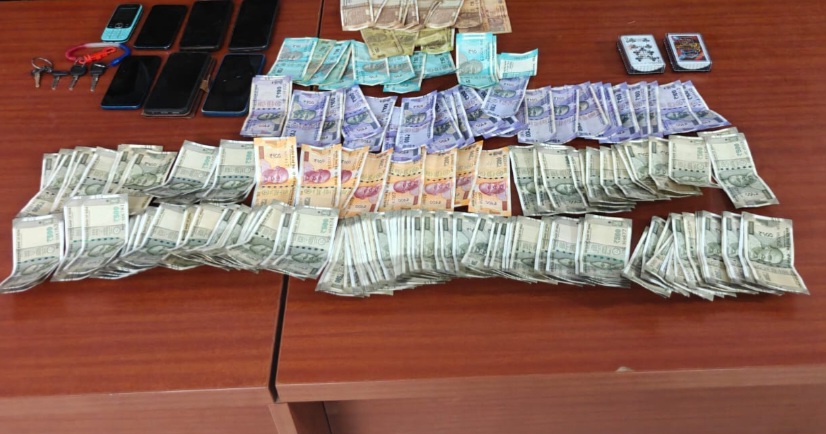 सक्ती पुलिस ने देवरी डेम में मारा छापा, जुआ खेलते नितिन अग्रवाल सहित 07 जुआरी गिरफ्तार, लाखो का सामान जप्त