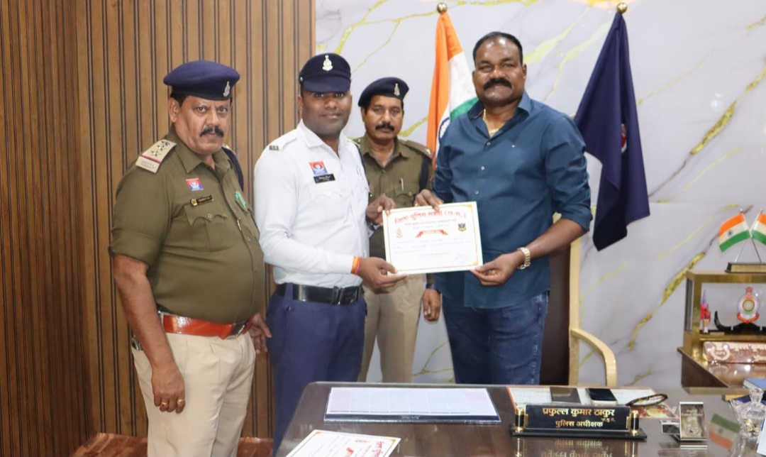 सक्ती - महतो कार्यकाल में उपेक्षित ट्रैफिक जवानों को अब जा कर मिला उचित सम्मान, SP के हाथों पुरस्कृत होकर हुए गदगद 