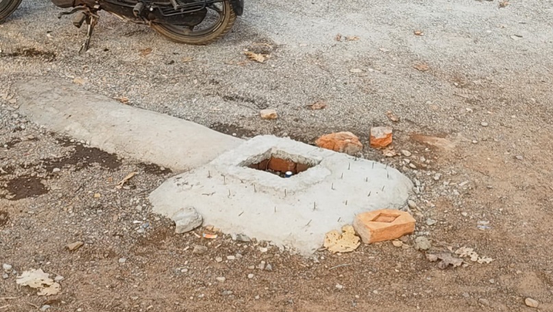 सक्ती - डॉक्टर साहब ने पीने के पानी पर लगाया नुकीली किलो का पहरा, रात के अंधेरे में लोग हो रहे है चोटिल