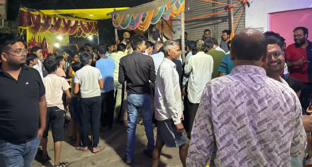 सक्ती - माँ महामाया मंदिर का भंडारा बना मजाक, दान के पैसों से बेच रहे है माँ महामाई का प्रसाद