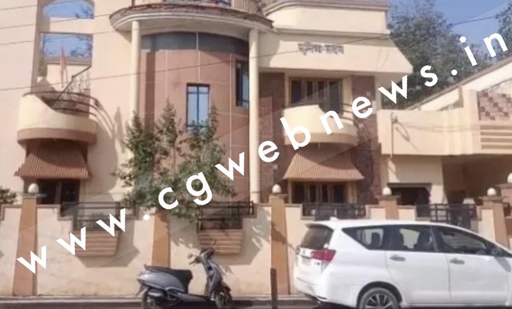 छत्तीसगढ़ के कई शहरों में इनकमटैक्स की रेड , जशपुर से कवर्धा तक धमकी IT की टीम , कारोबारियों , ठेकेदारों के अलावा कांग्रेस नेता के घर भी छापे