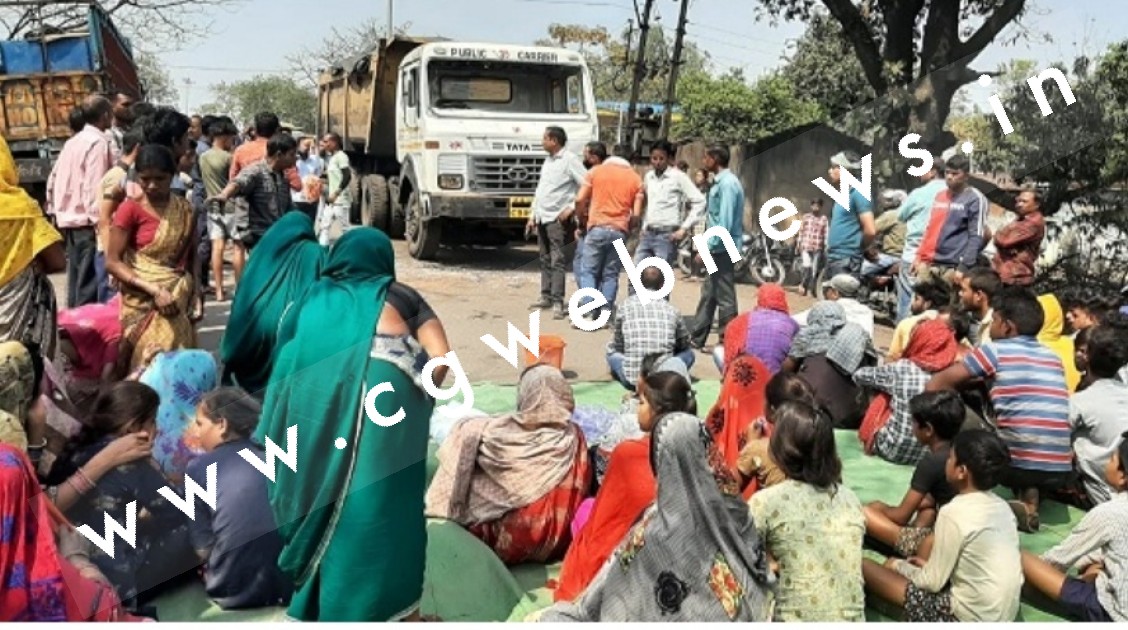 ट्रेलर की ठोकर से बाईक सवार की मौत , मुआवजे की मांग को लेकर आक्रोशित ग्रामीणों ने किया चक्काजाम