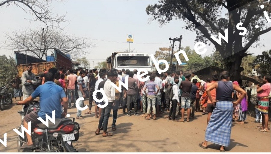 ट्रेलर की ठोकर से बाईक सवार की मौत , मुआवजे की मांग को लेकर आक्रोशित ग्रामीणों ने किया चक्काजाम