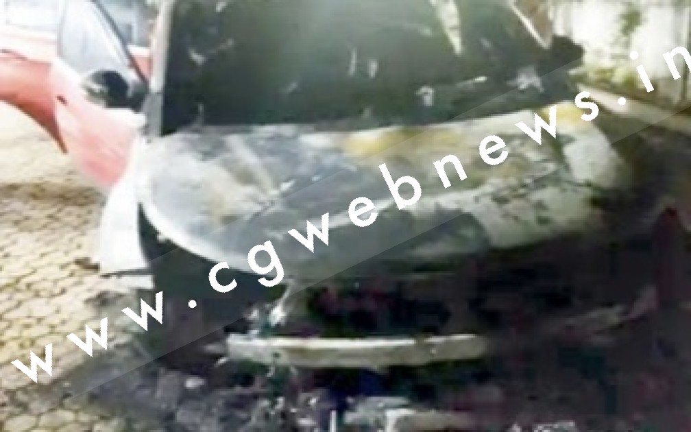 छत्तीसगढ़ से एक और बड़ी खबर , नगर पालिका अध्यक्ष के घर में आगजनी , कार जल कर राख , बाईक भी आई चपेट में