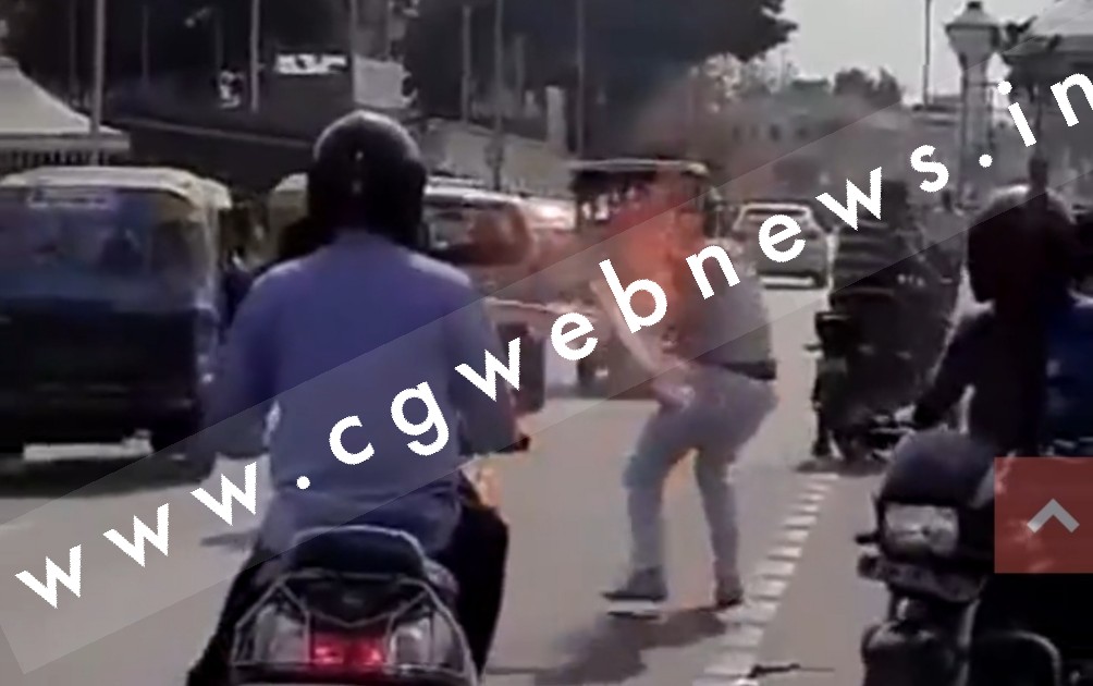 BIG BREAKING - यूपी चुनाव के नतीजों से हताश समाजवादी पार्टी के कार्यकर्ता ने खुद को लगाई आग