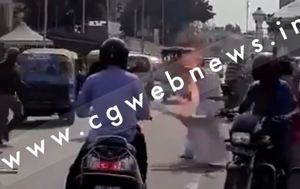 BIG BREAKING - यूपी चुनाव के नतीजों से हताश समाजवादी पार्टी के कार्यकर्ता ने खुद को लगाई आग