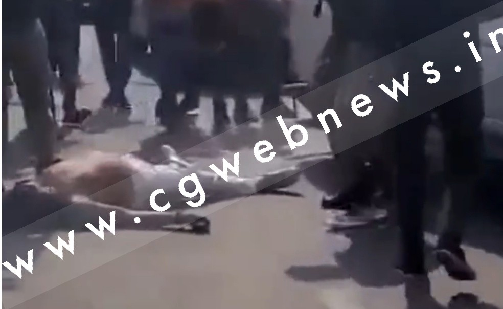 BIG BREAKING - यूपी चुनाव के नतीजों से हताश समाजवादी पार्टी के कार्यकर्ता ने खुद को लगाई आग