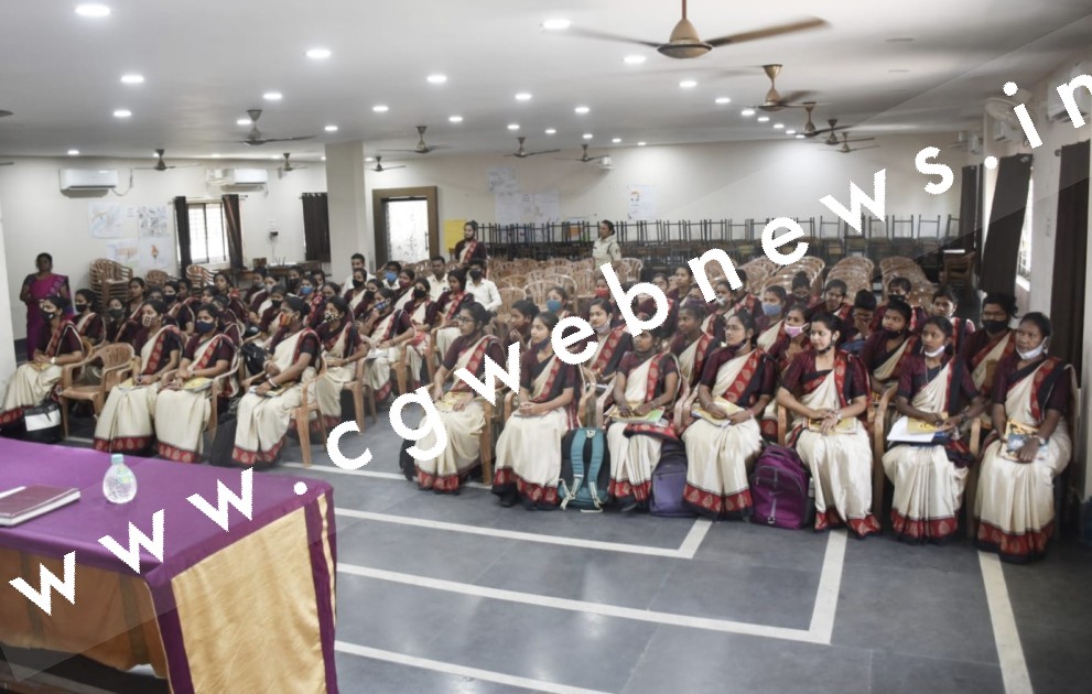 अग्रसेन गर्ल्स कालेज पहुंची कोरबा पुलिस छात्रों को दी इस बात की जानकारी