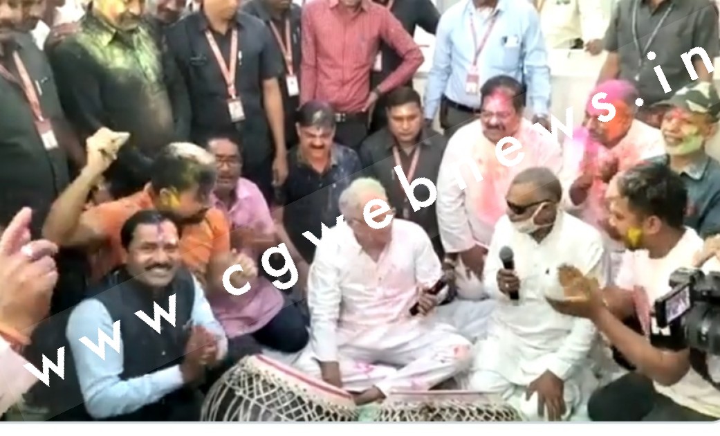 छत्तीसगढ़ के मुखिया ने जम कर मनाई होली , फाग गाने के साथ बजाया नंगाडा और उड़ाया रंग गुलाल