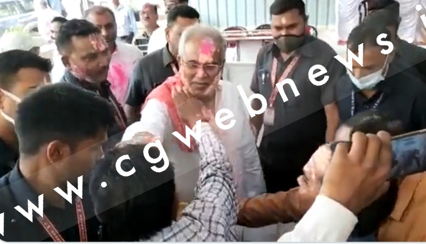 छत्तीसगढ़ के मुखिया ने जम कर मनाई होली , फाग गाने के साथ बजाया नंगाडा और उड़ाया रंग गुलाल