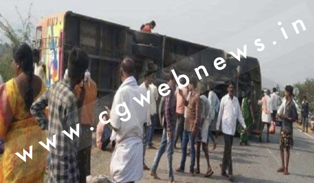 तेज रफ्तार बस अनियंत्रित हो कर पलटी , हादसे में 08 लोगों की मौत और दर्जनों यात्री घायल