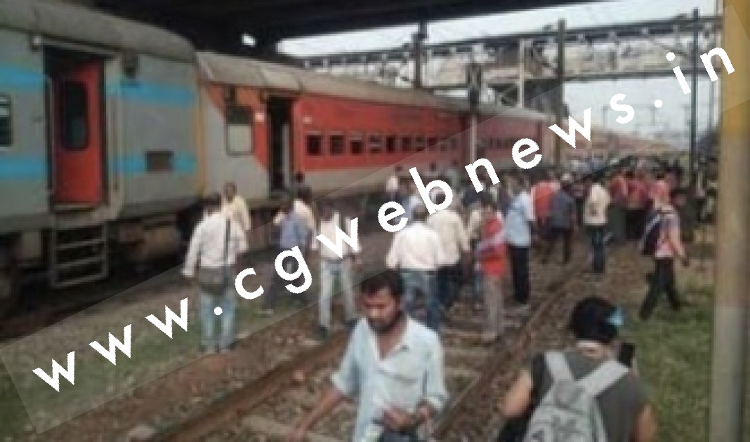 बड़ी खबर , मुंबई - हावड़ा एक्सप्रेस टाटानगर के पास पटरी से उतरी , यात्रियों में मचा हड़कंप , सुधार कार्य जारी