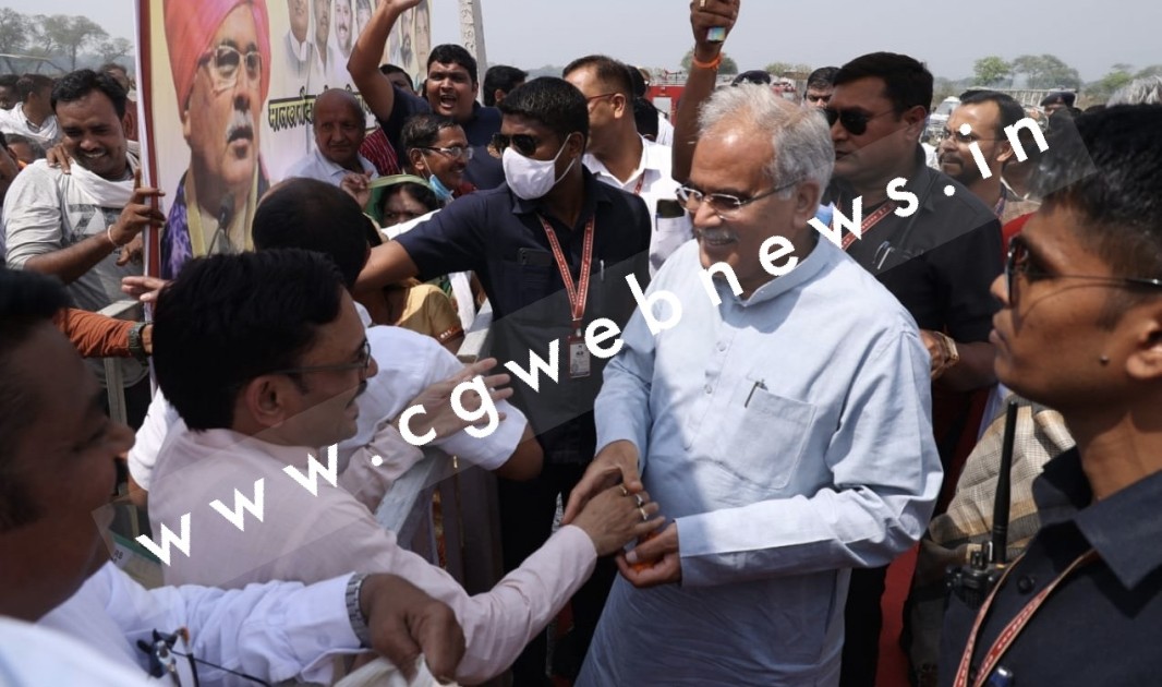 सक्ती में CM का हुआ भव्य स्वागत , प्रोटोकॉल तोड़ CM मिले लोगो से , कॉंग्रेस प्रवेश पर लोगों ने उठाये सवाल