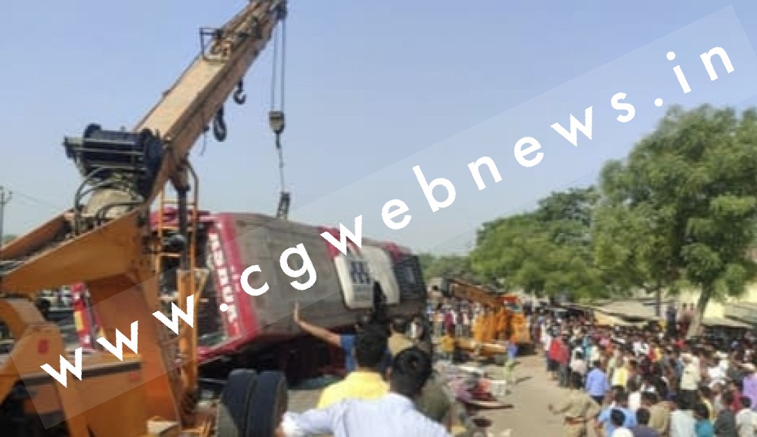 NH पर तेज रफ्तार बस पलटी हादसे में 03 की मौत और 30 यात्री घायल