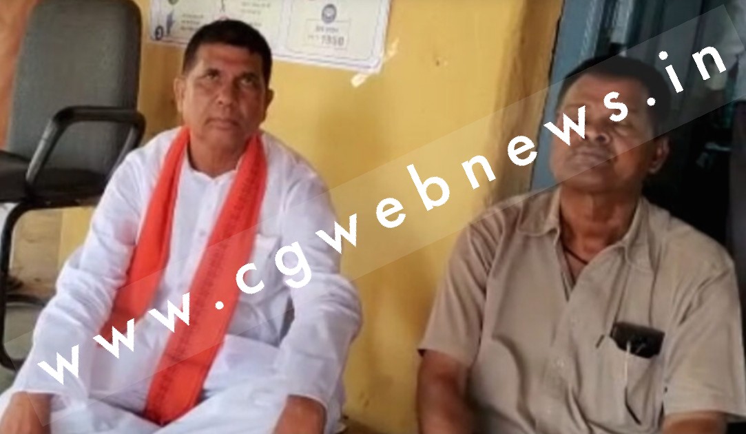 खैरागढ़ उपचुनाव , मतदान केन्द्र के बाहर धरने पर बैठे BJP प्रत्याशी , जाने वजह