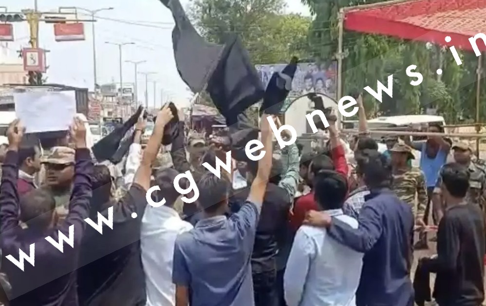 केंद्रीय पेट्रोलियम मंत्री हरदीप सिंह पुरी को कांग्रेसियों ने दिखाया काला झंडा , जमकर की नारेबाजी