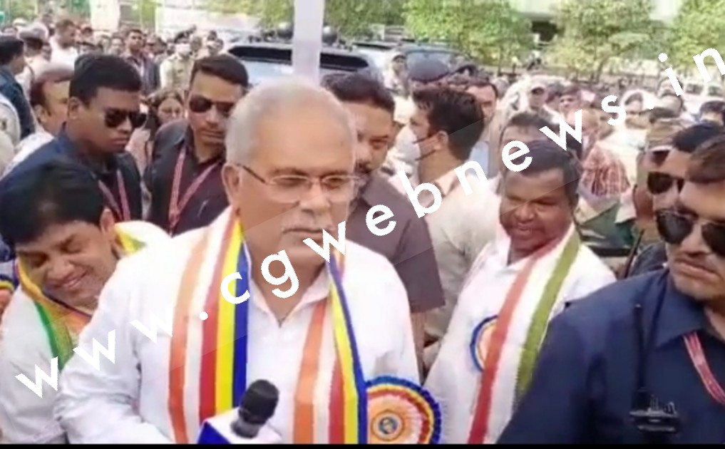 ऐसा क्या हुआ जब मुख्यमंत्री भूपेश बघेल को कहना पड़ा की मोर गोड़ म लागे है बाबू , देखे वीडियो