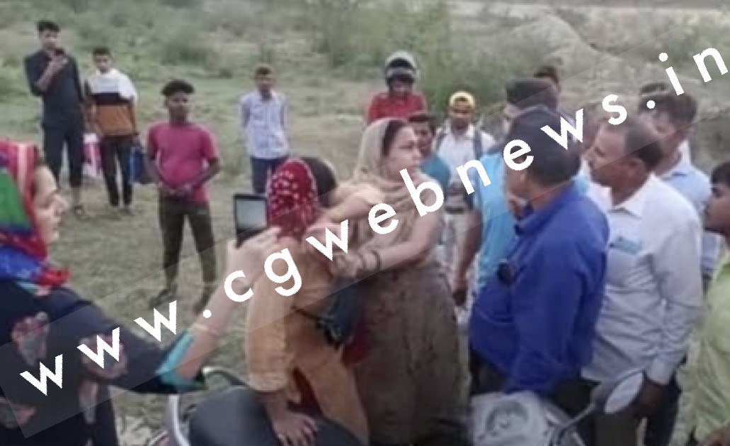 बीच सड़क पर पत्नी ने आरक्षक पति की चप्पलो से की पिटाई  , लोग खड़े देखते रहे तमाशा , जाने वजह 