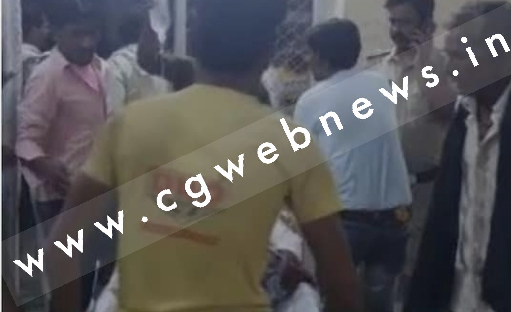 बारातियों से भरी वैन और ट्रक में टक्‍कर , 03 लोगो की मौत और 08 की हालत गंभीर