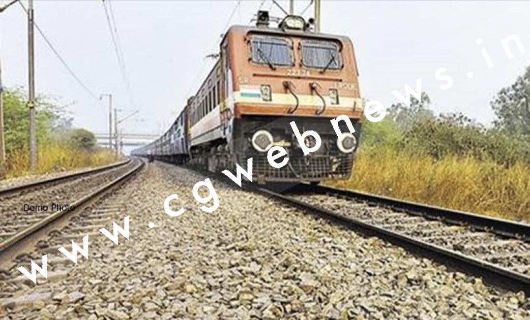 छत्तीसगढ़ - तेज रफ्तार ट्रेन के आगे अचानक पटरी पर आ गए युवक और युवती , उसके बाद हुआ कुछ ऐसा की
