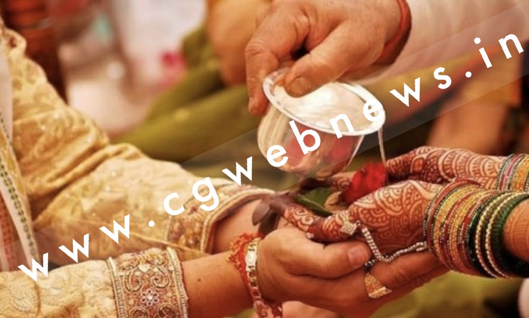 पत्नी ने पति की कराई शादी , बैंड बाजे के साथ डांस करते हुए घर लाई सौतन , जाने वजह