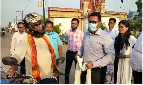 अचानक कलेक्टर उतरे सड़क पर और करने लगे यह काम , कलेक्टर के इस कार्य की खूब हो रही है तारीफ