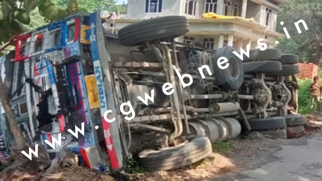 गिट्टी से भरा ट्रक पलटा , हादसे में सगे भाई और बहन की मौत , माँ सहित 02 लोगो की हालत गंभीर