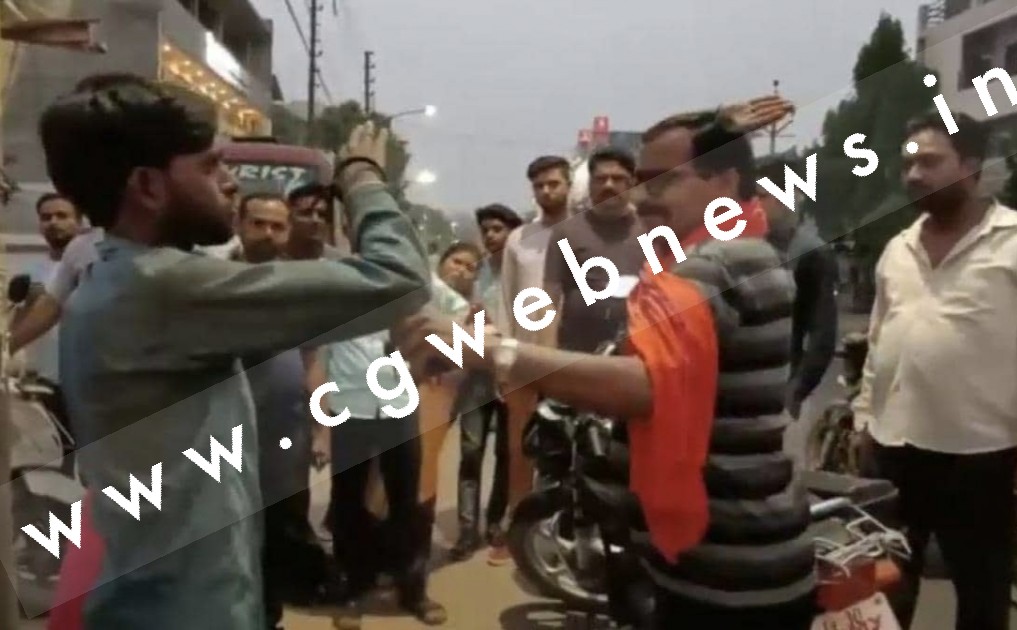 बीच सड़क पर युवती का दुपट्टा खीचना युवक को पड़ा भारी , युवती ने किया वो हाल की