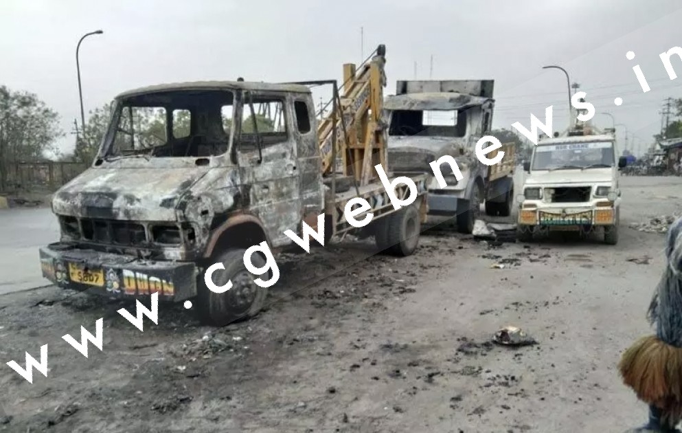 असामाजिक तत्वों ने दो क्रेनों में लगाई आग , ट्रांसपोर्ट नगर की घटना