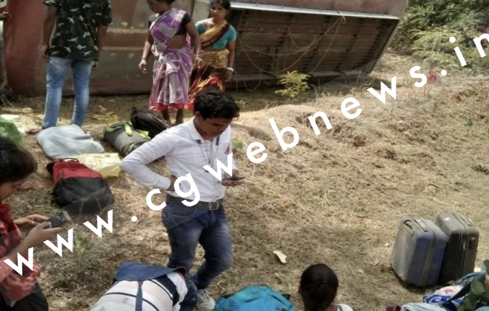 छत्तीसगढ़ - अनियंत्रित होकर पलटी यात्रियों से भरी तेज रफ्तार बस , कई लोगो के घायल होने की खबर