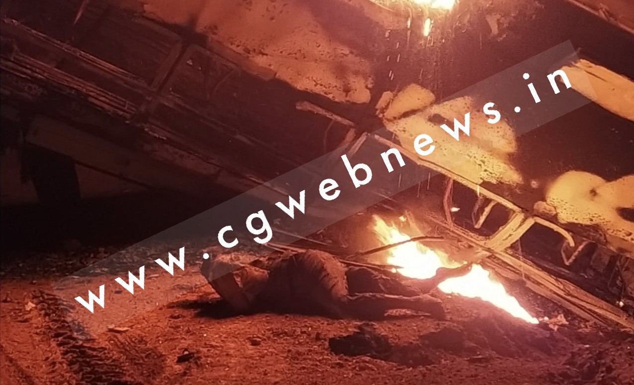 छत्तीसगढ़ - बिजली के खंभे से टकरा कर बस में लगी आग , एक यात्री की जल कर मौत